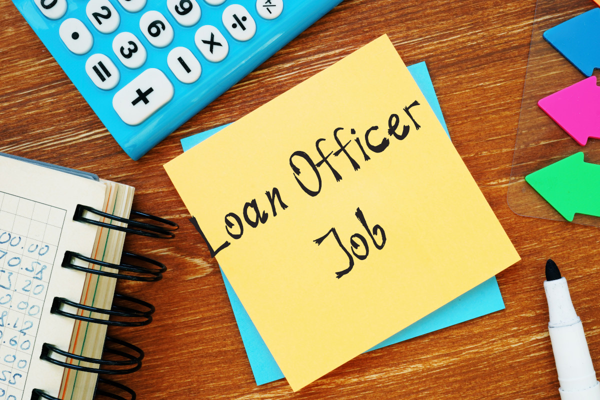 A post it note with the words "loan officer job" written on it. 