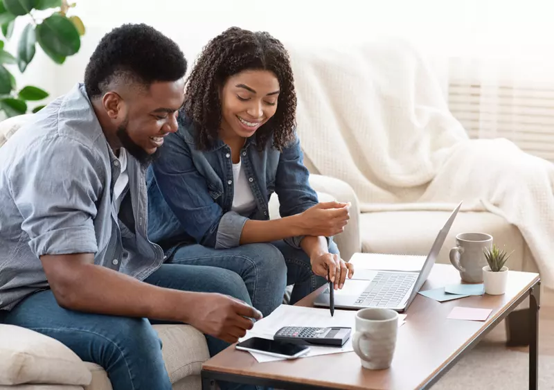 Young couple budgeting 