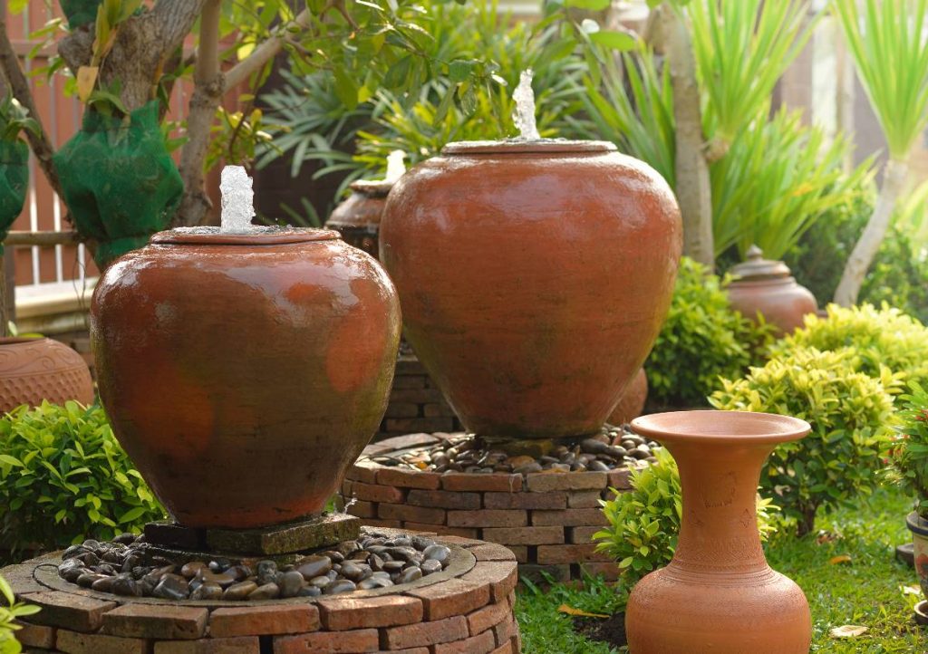 DIY water fountains made out of flower pots 