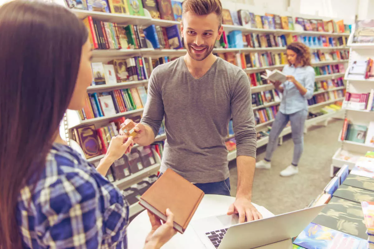 Student using credit card to pay for books