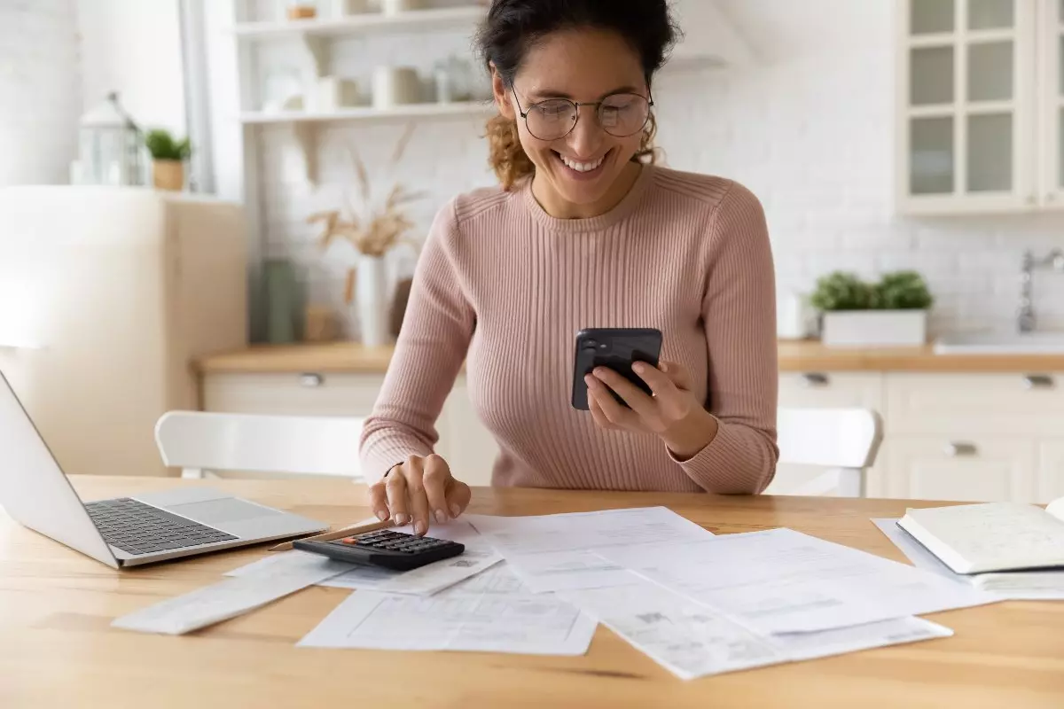 Young couple budgeting 