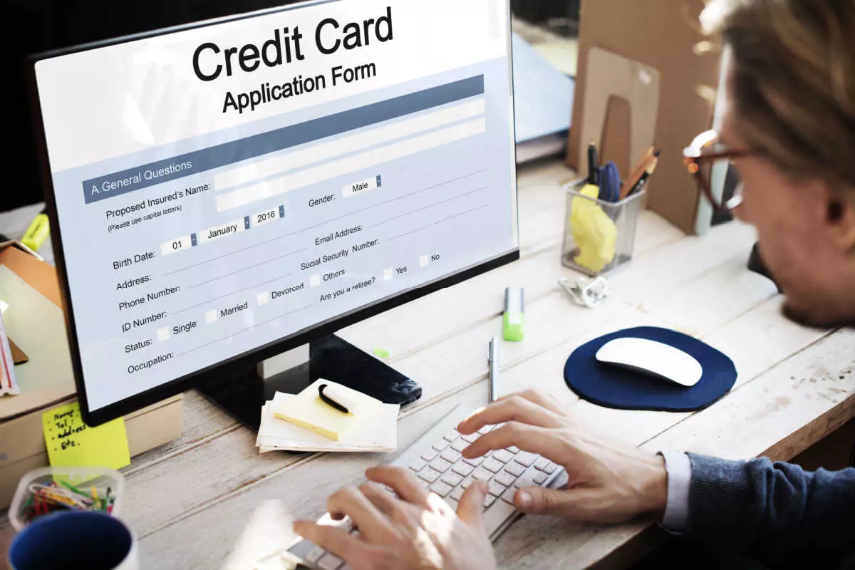 Individual applying for a credit card online 
