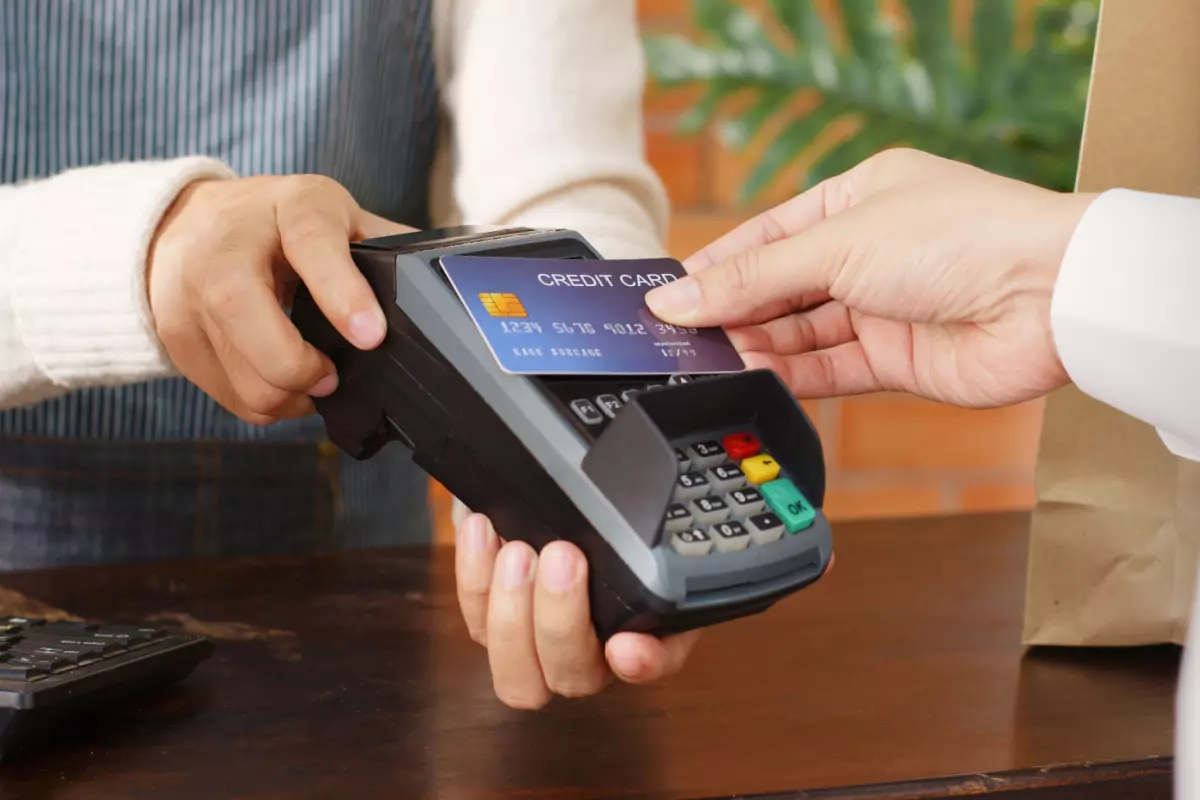 Consumer using credit card to make POS transaction